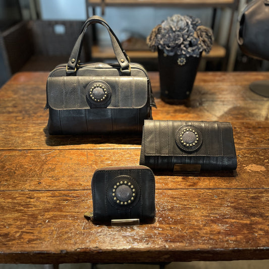 ブラックレザーバッグコレクション