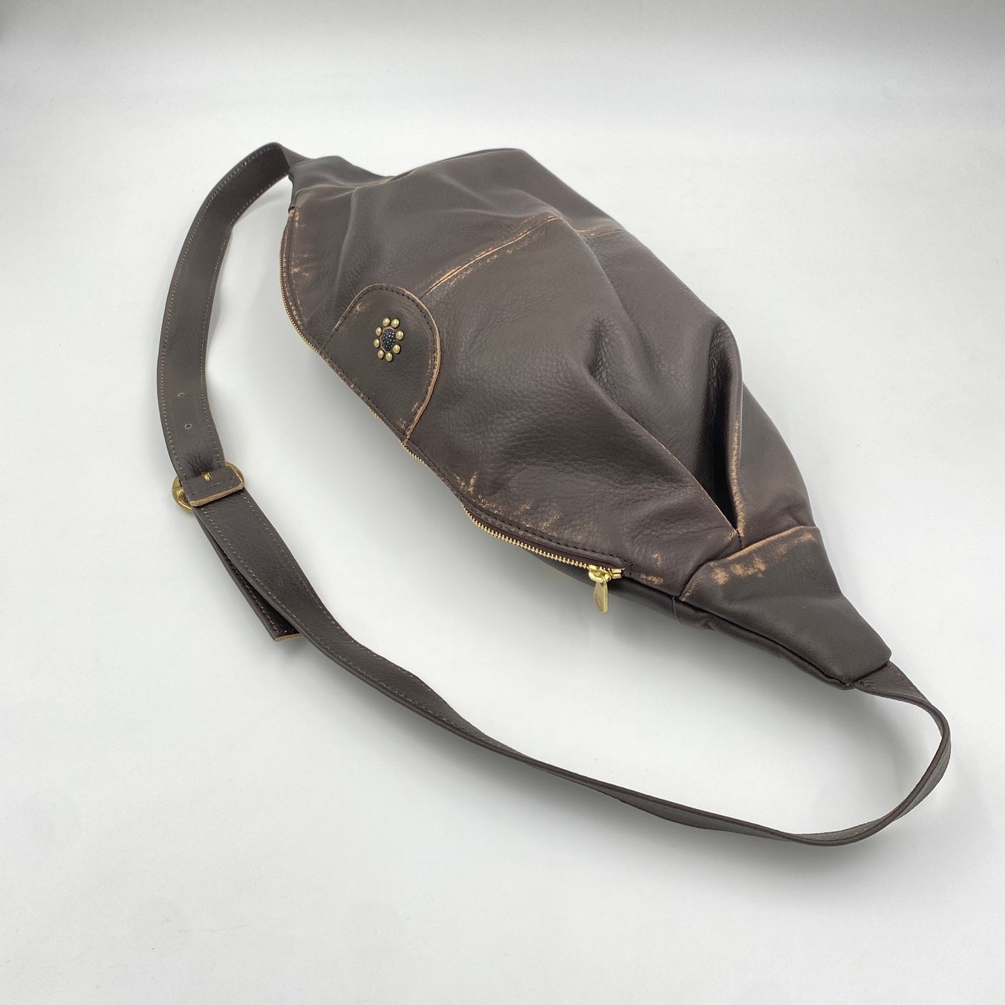MOQUIP SLING BAG drop pigment D.BROWN