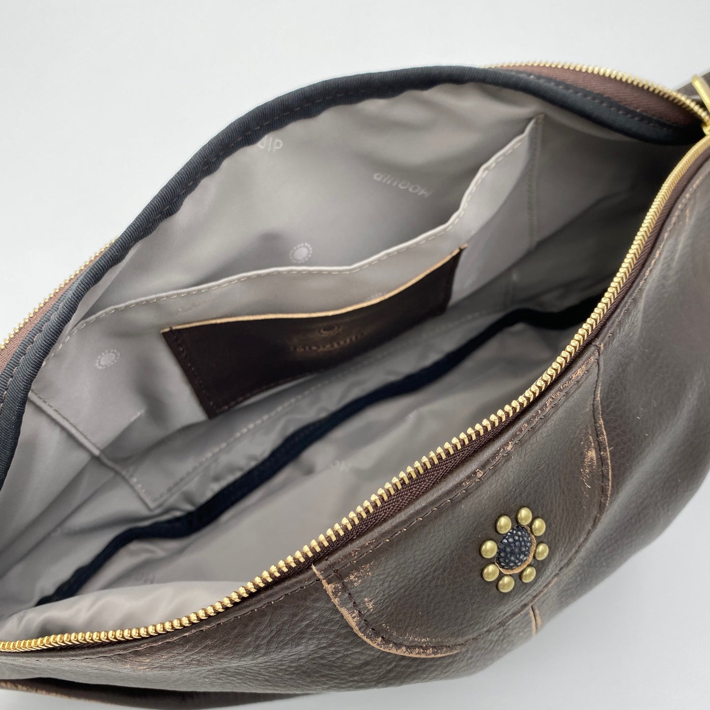 MOQUIP SLING BAG drop pigment D.BROWN