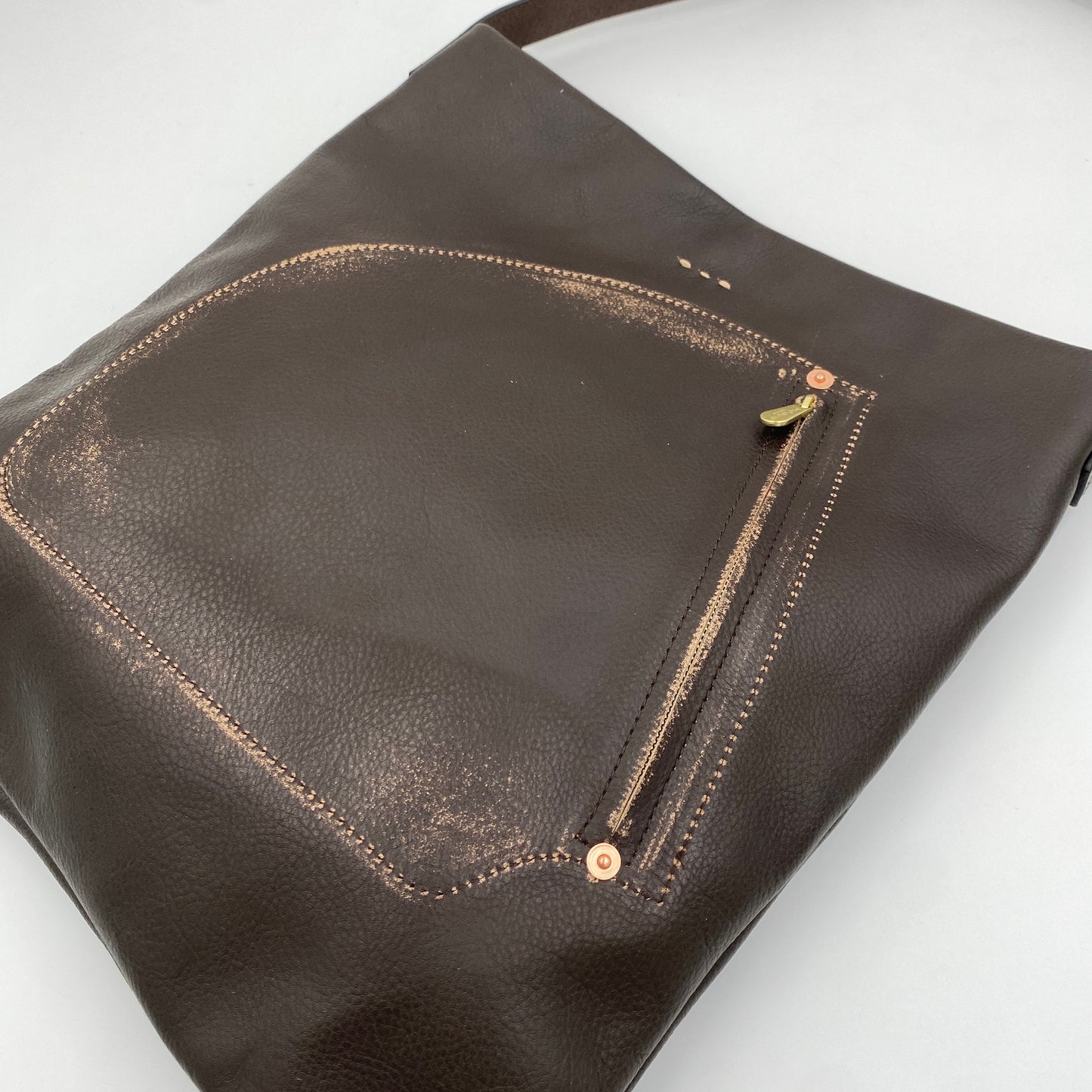 MOQUIP SHOULDER BAG rivet work Pigment D.BROWN