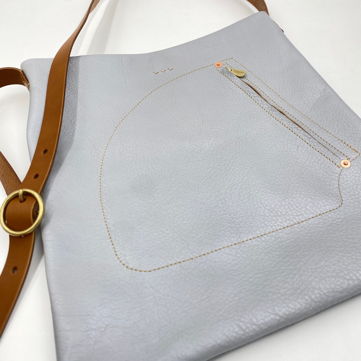 MOQUIP SHOULDER BAG rivet work Pigment I.SILVER