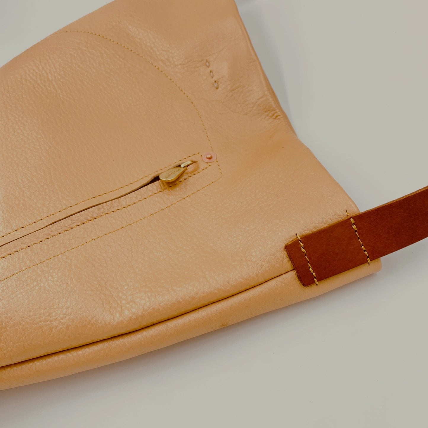 MOQUIP SHOULDER BAG rivet work Pigment R.GOLD