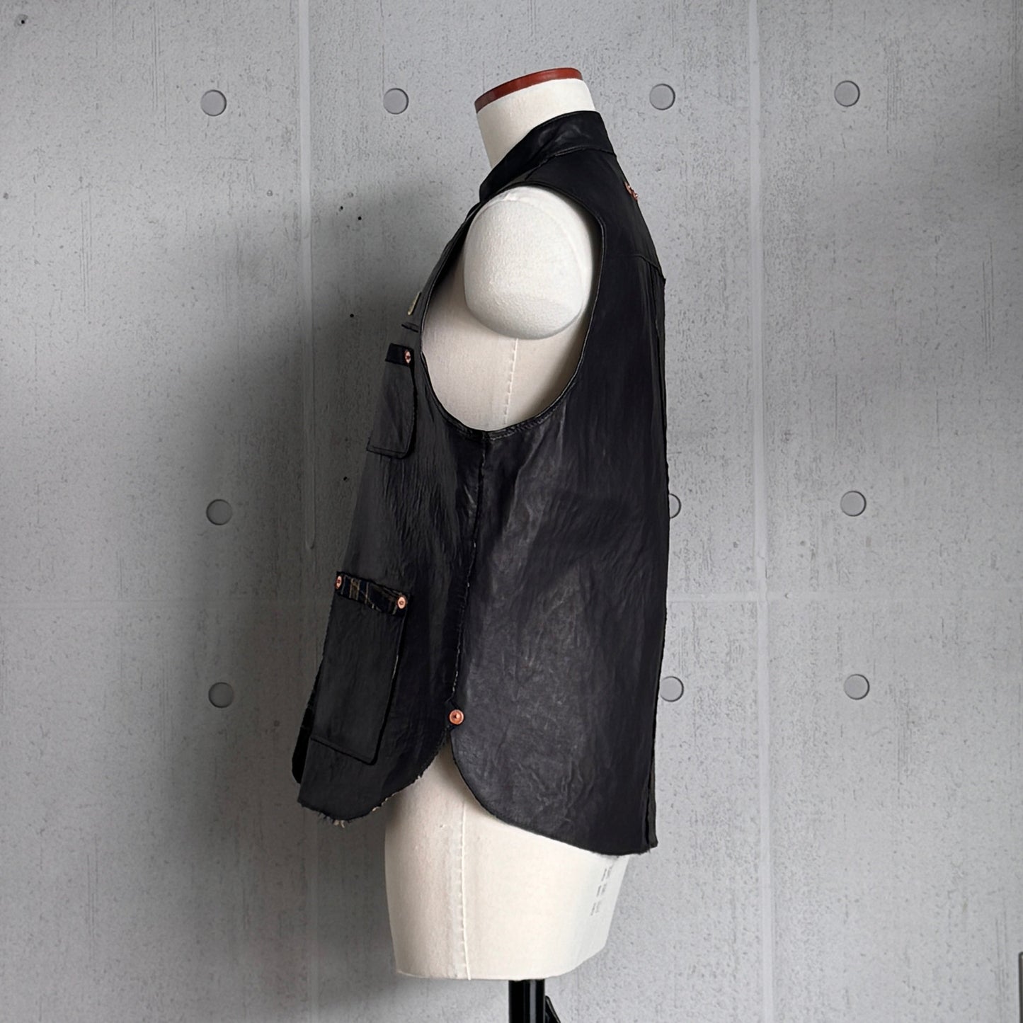 MOQUIP VEST leather factory BLACK