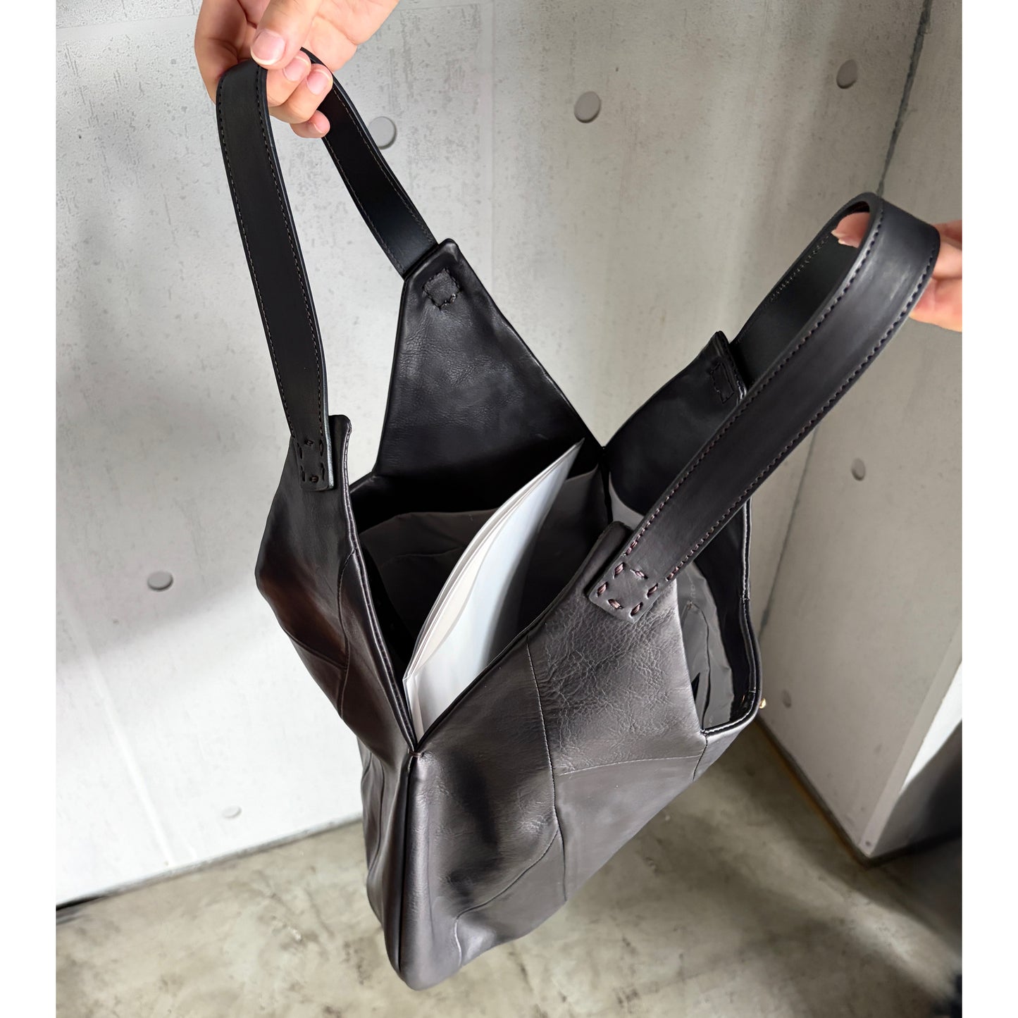 MOQUIP ROUND BAG tassel BLACK