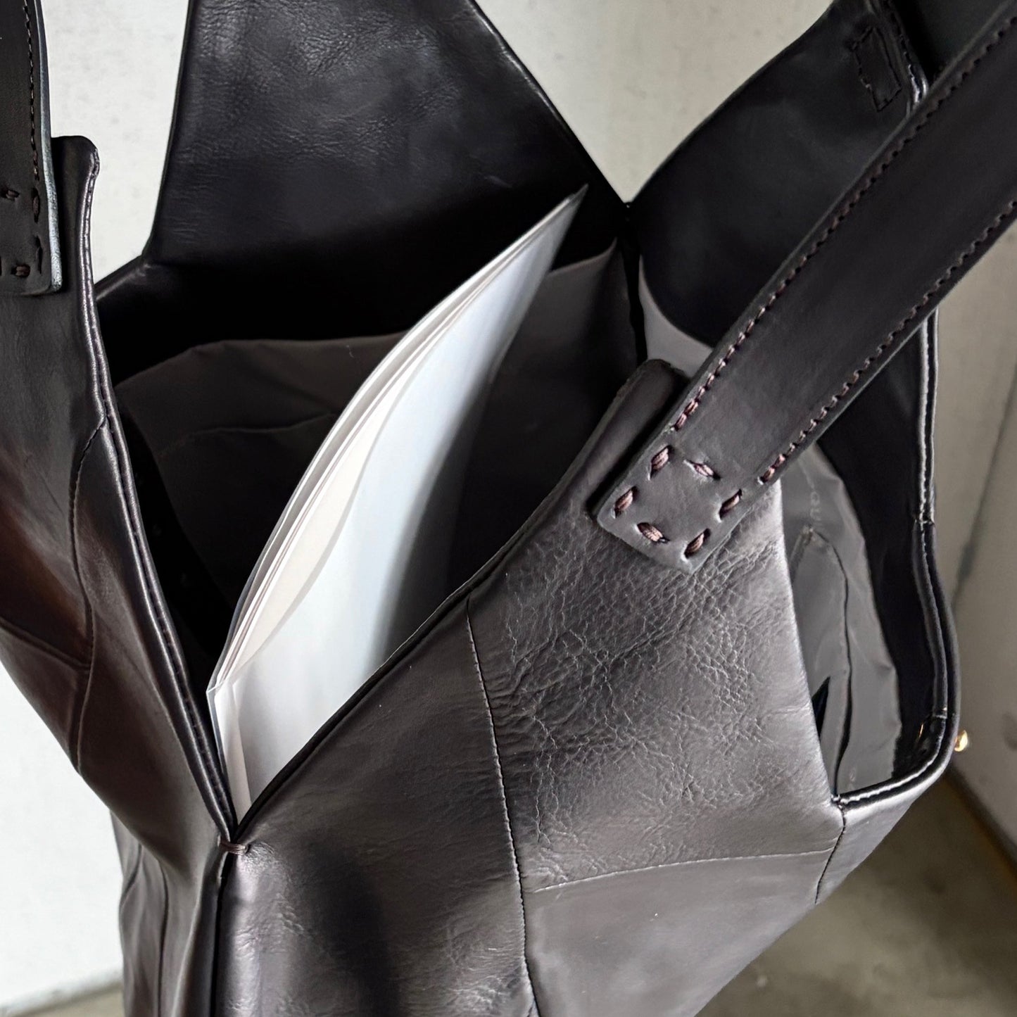 MOQUIP ROUND BAG tassel BLACK