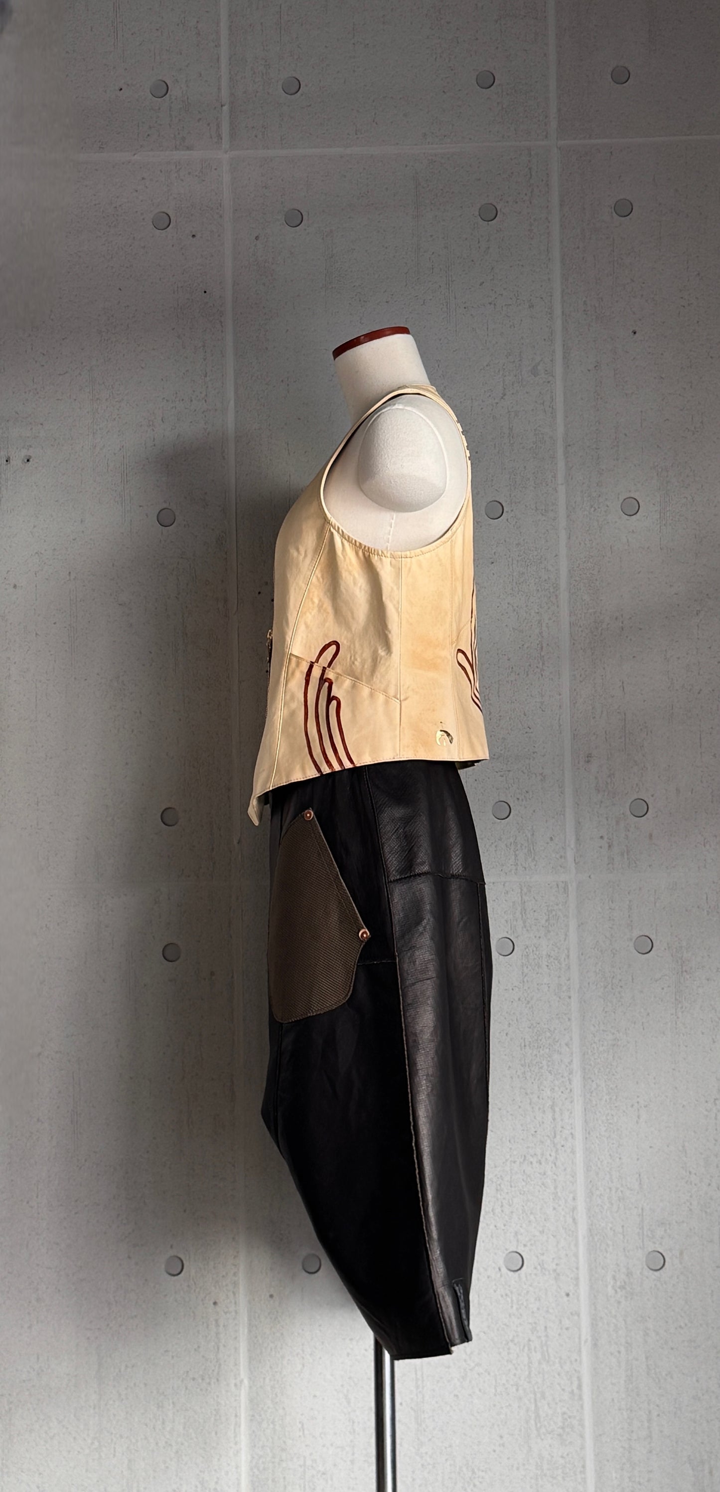 Riko Monma×MOQUIP VEST BEIGE×BROWN