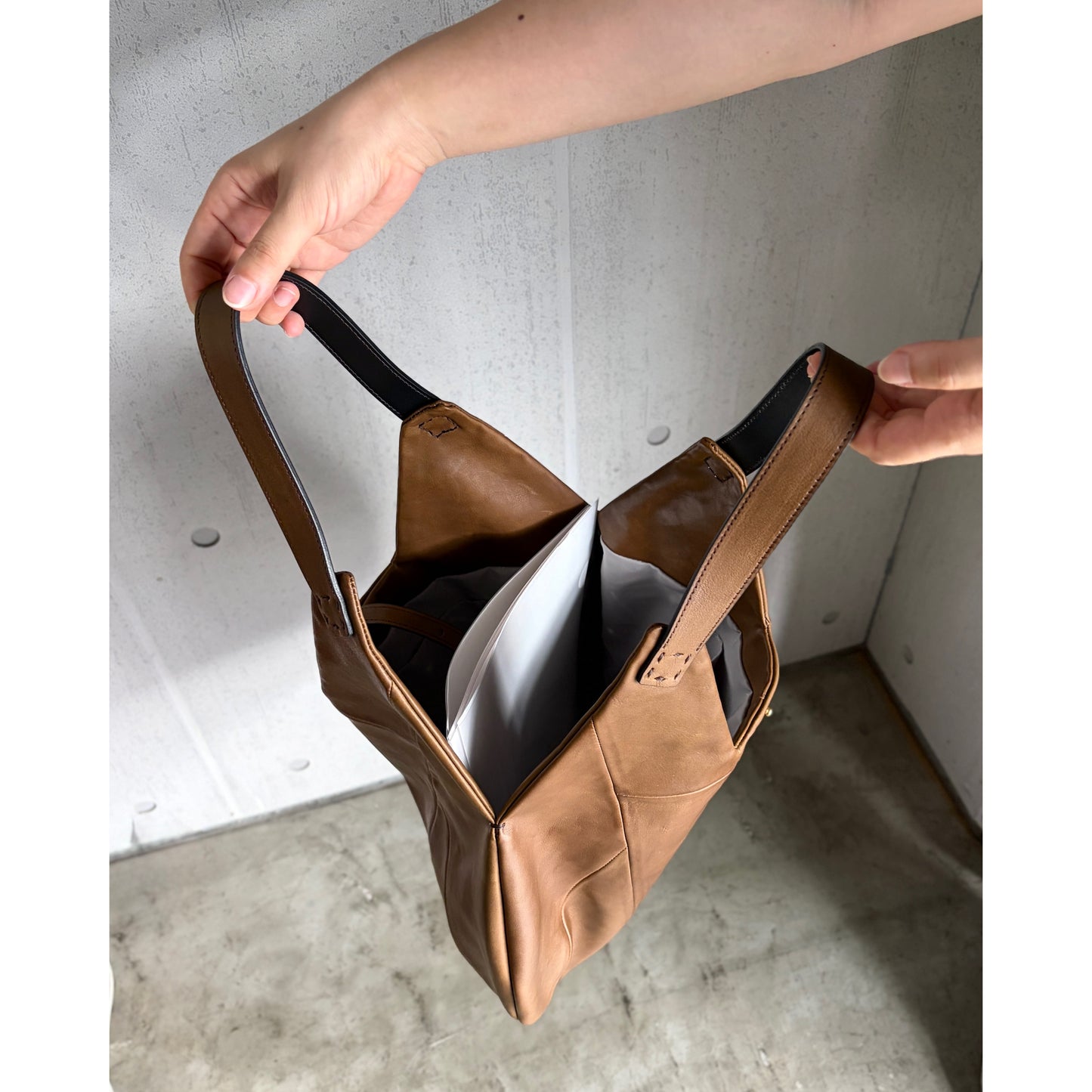 MOQUIP ROUND BAG tassel KHAKI