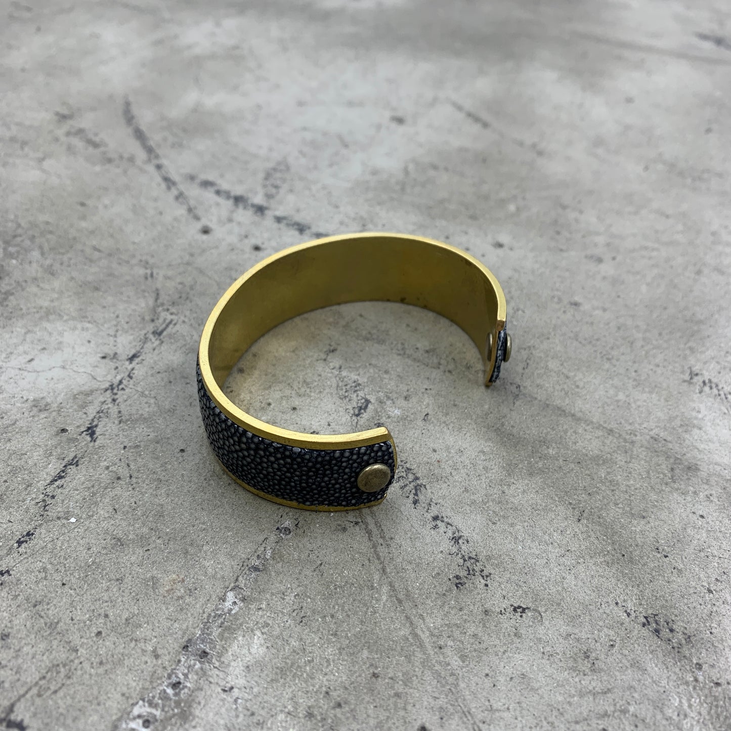 MOQUIP BANGLE galuchat BLACK