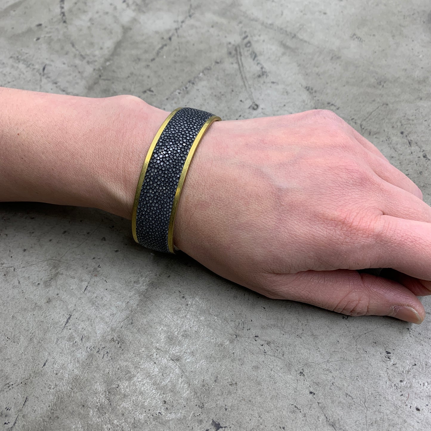 MOQUIP BANGLE galuchat BLACK