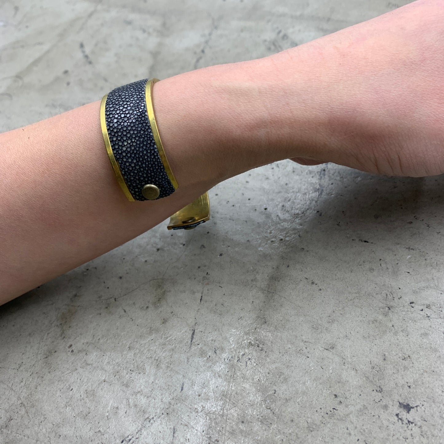 MOQUIP BANGLE galuchat BLACK