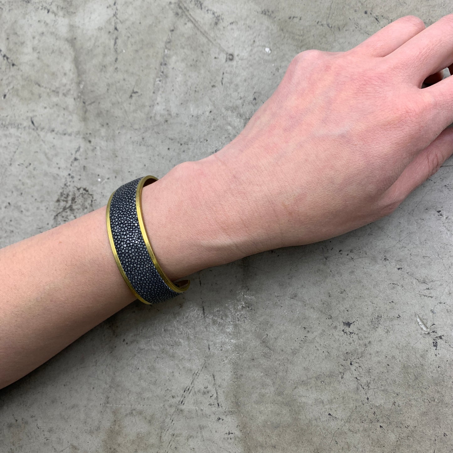 MOQUIP BANGLE galuchat BLACK