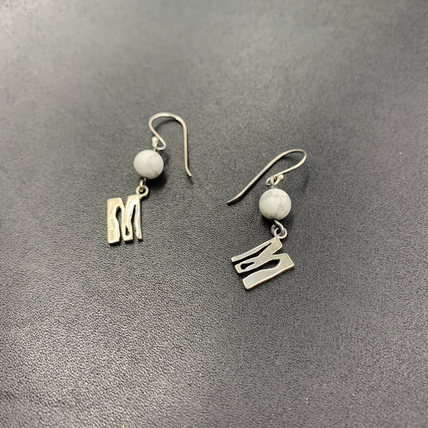MOQUIP EARRINGS sign SILVER-M