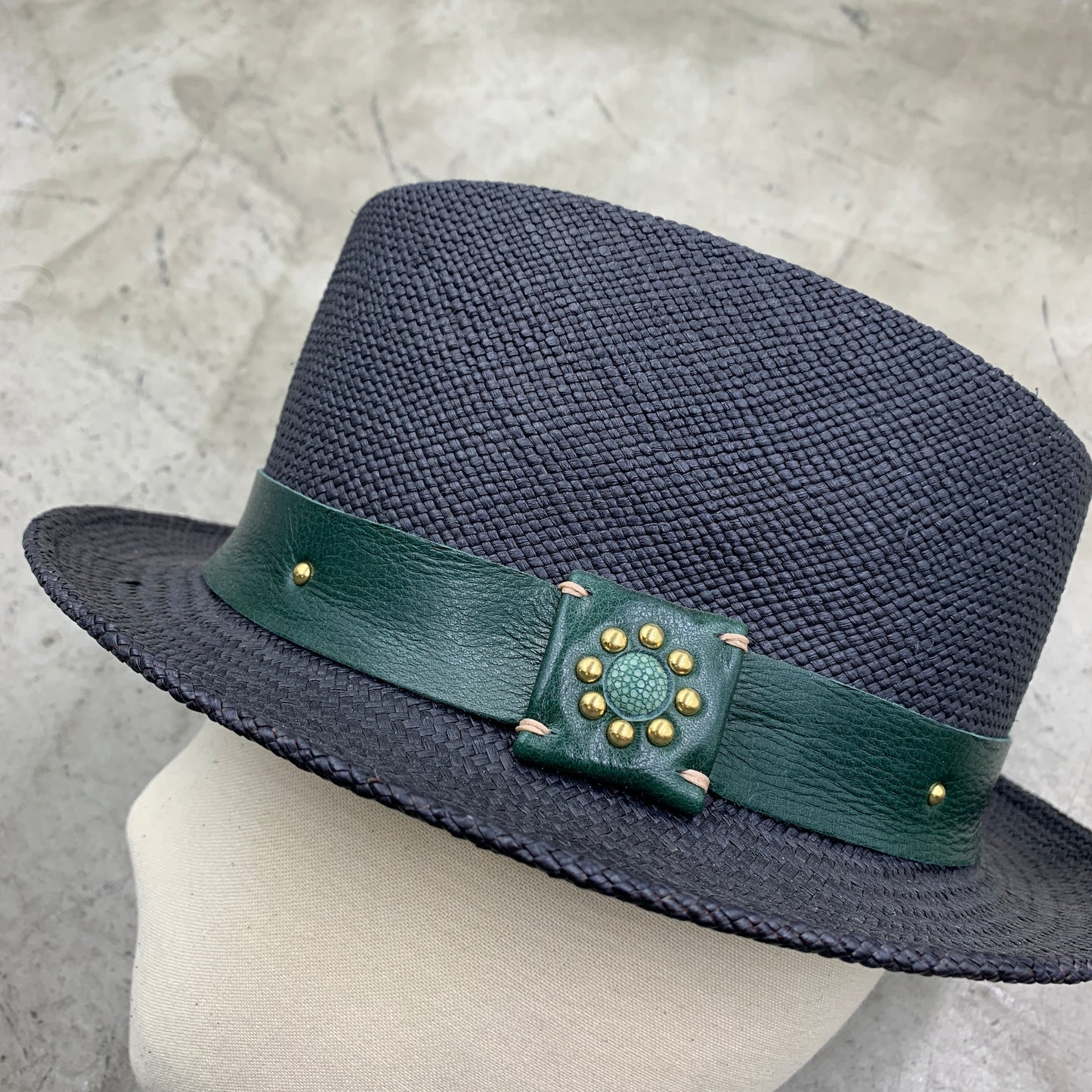MOQUIP HAT drop NAVY×GREEN