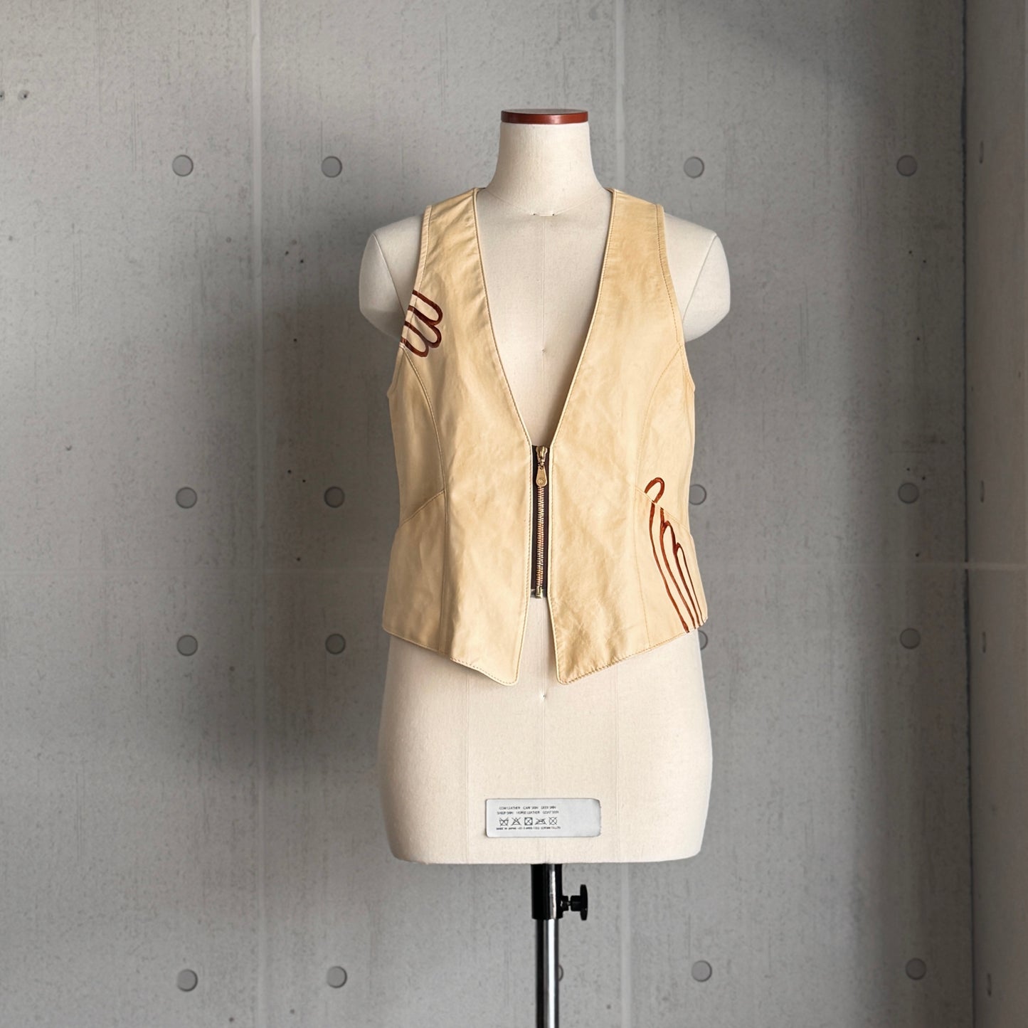 Riko Monma×MOQUIP VEST BEIGE×BROWN