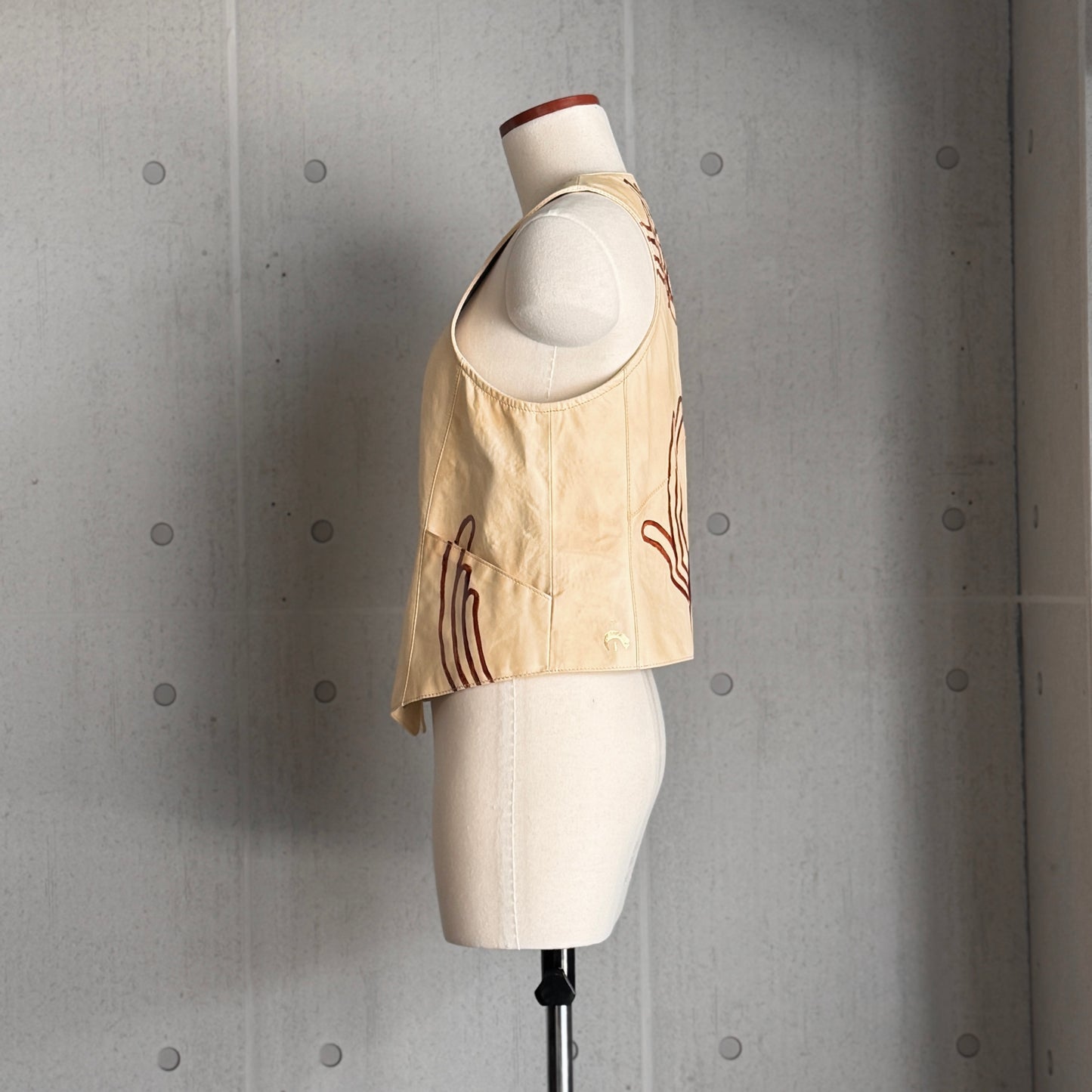 Riko Monma×MOQUIP VEST BEIGE×BROWN