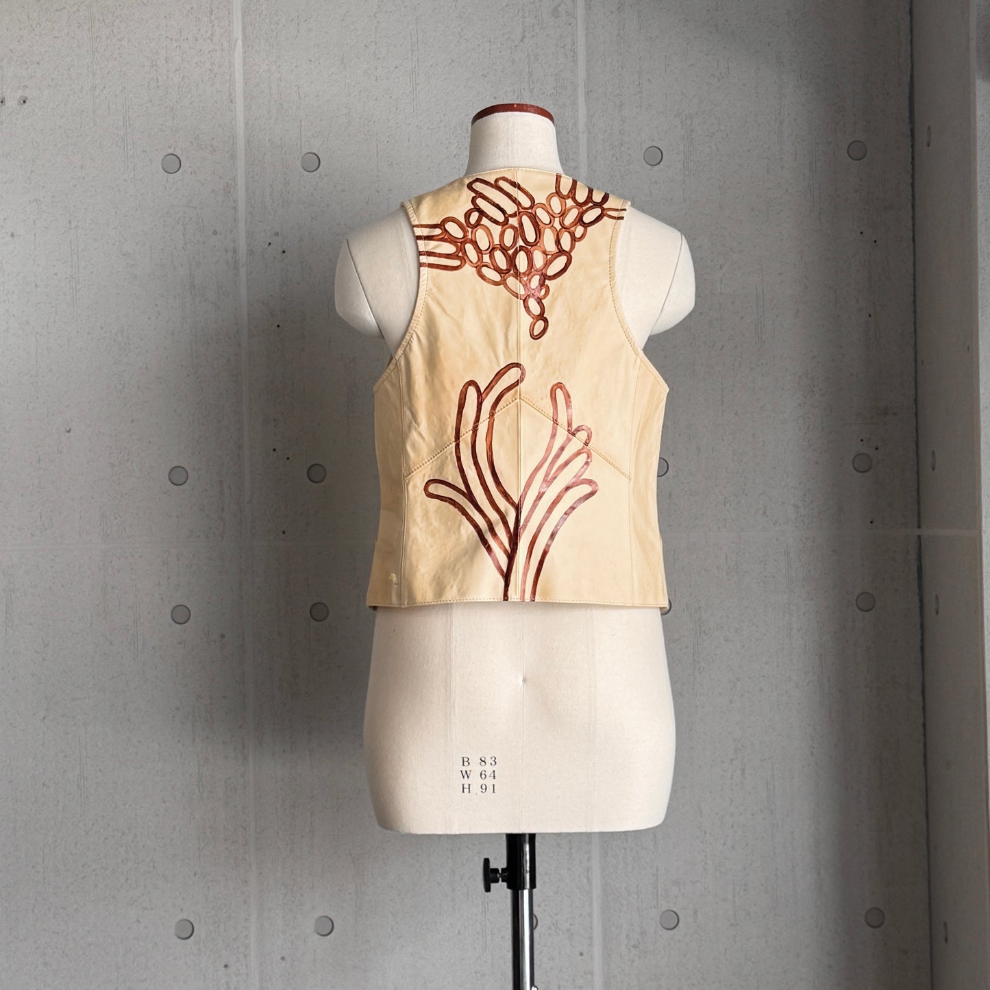 Riko Monma×MOQUIP VEST BEIGE×BROWN