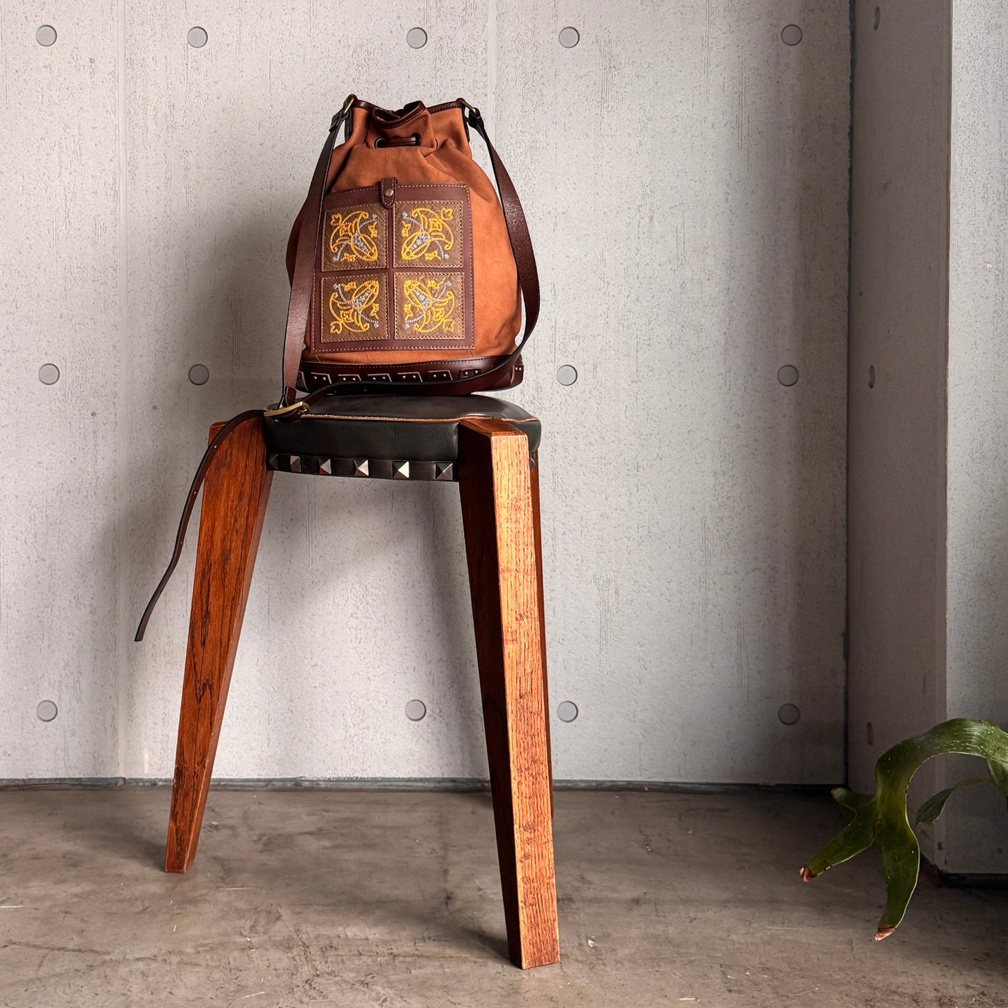 MOQUIP  巾着 SHOULDER BAG 刺繍 L. BROWN