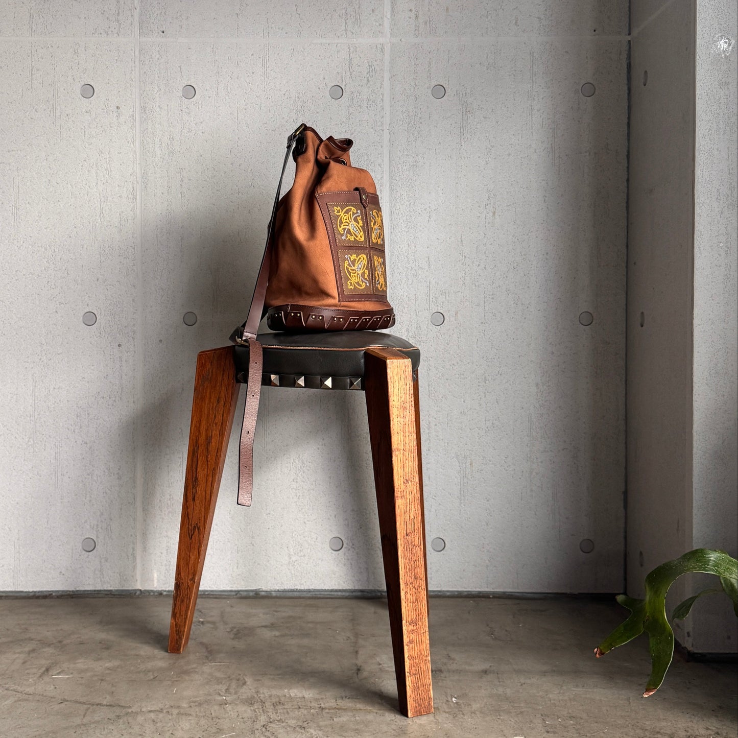 MOQUIP  巾着 SHOULDER BAG 刺繍 L. BROWN