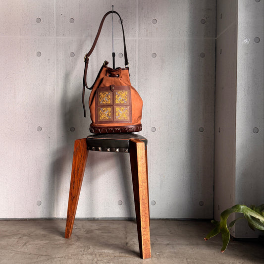 MOQUIP  巾着 SHOULDER BAG 刺繍 L. BROWN