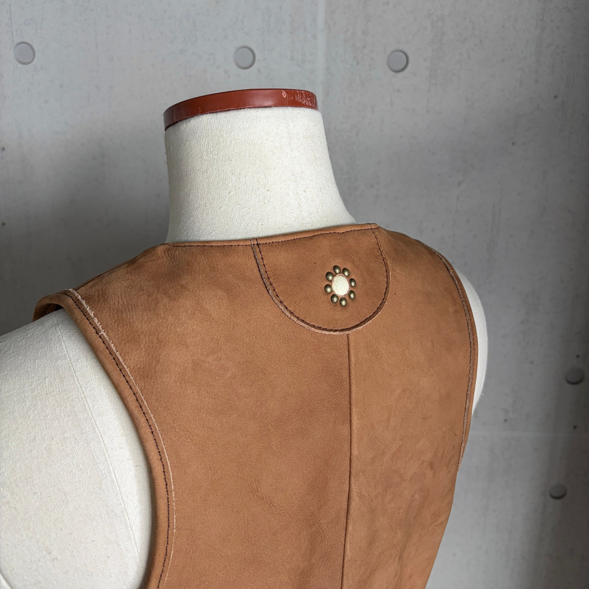 MOQUIP nubuck VEST L. BROWN