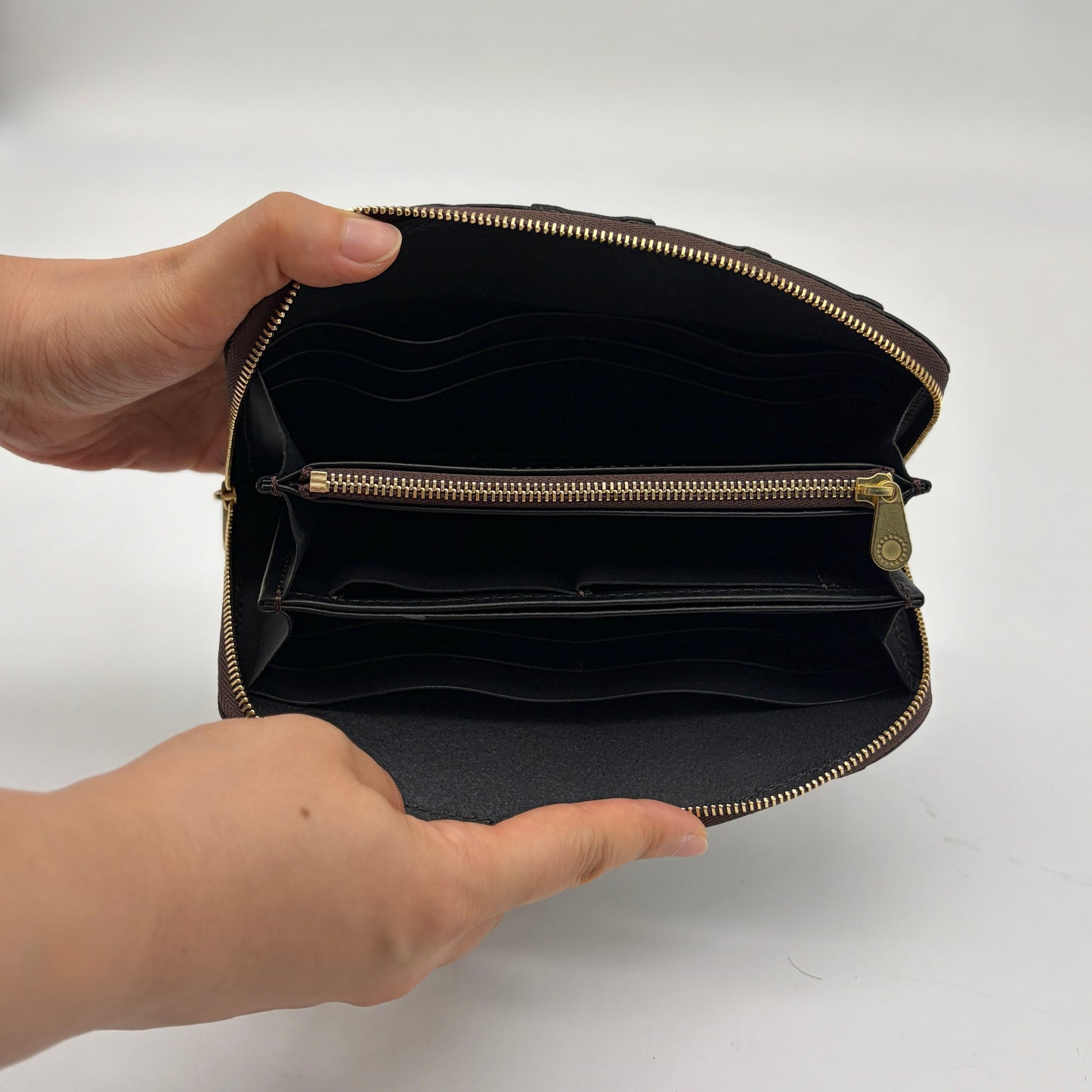 MOQUIP CROCODILE round wallet BEIGE