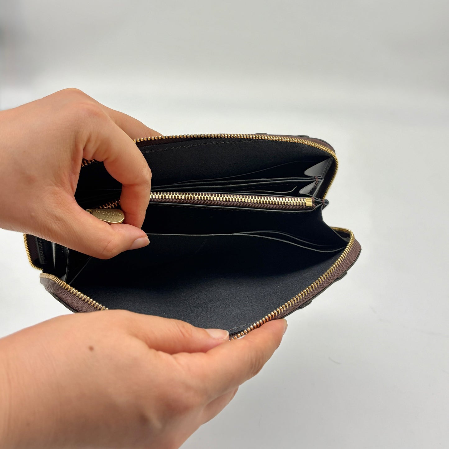 MOQUIP CROCODILE round wallet BEIGE