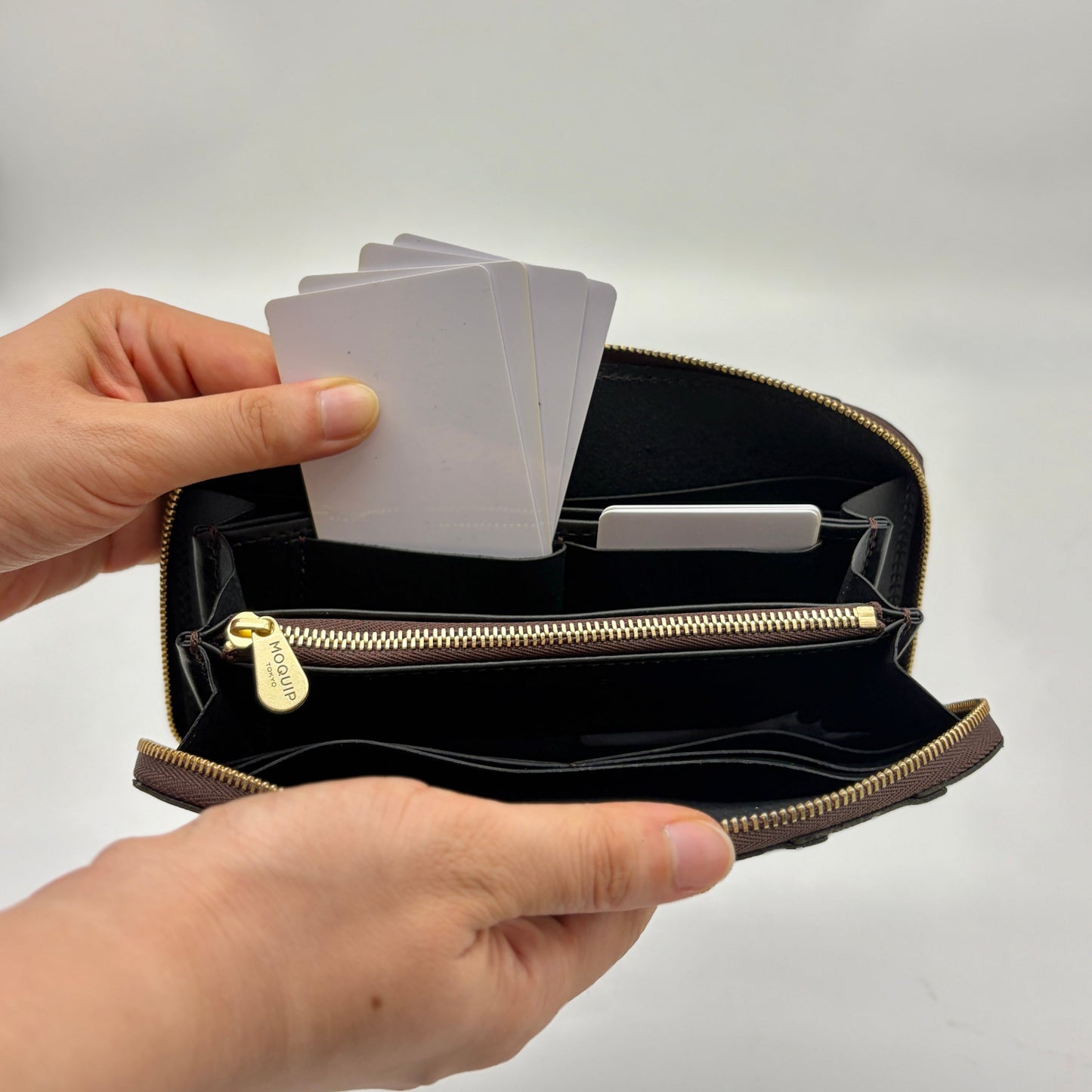 MOQUIP CROCODILE round wallet BEIGE