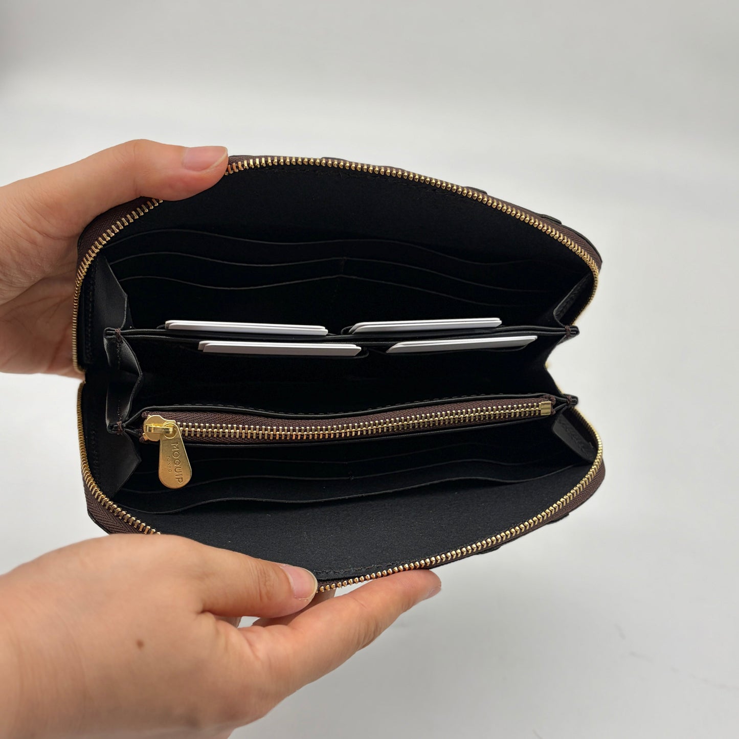MOQUIP CROCODILE round wallet BEIGE