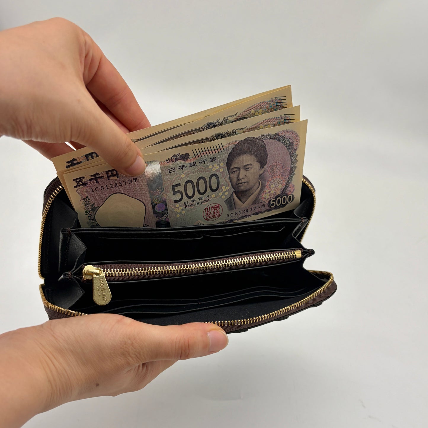 MOQUIP CROCODILE round wallet BEIGE