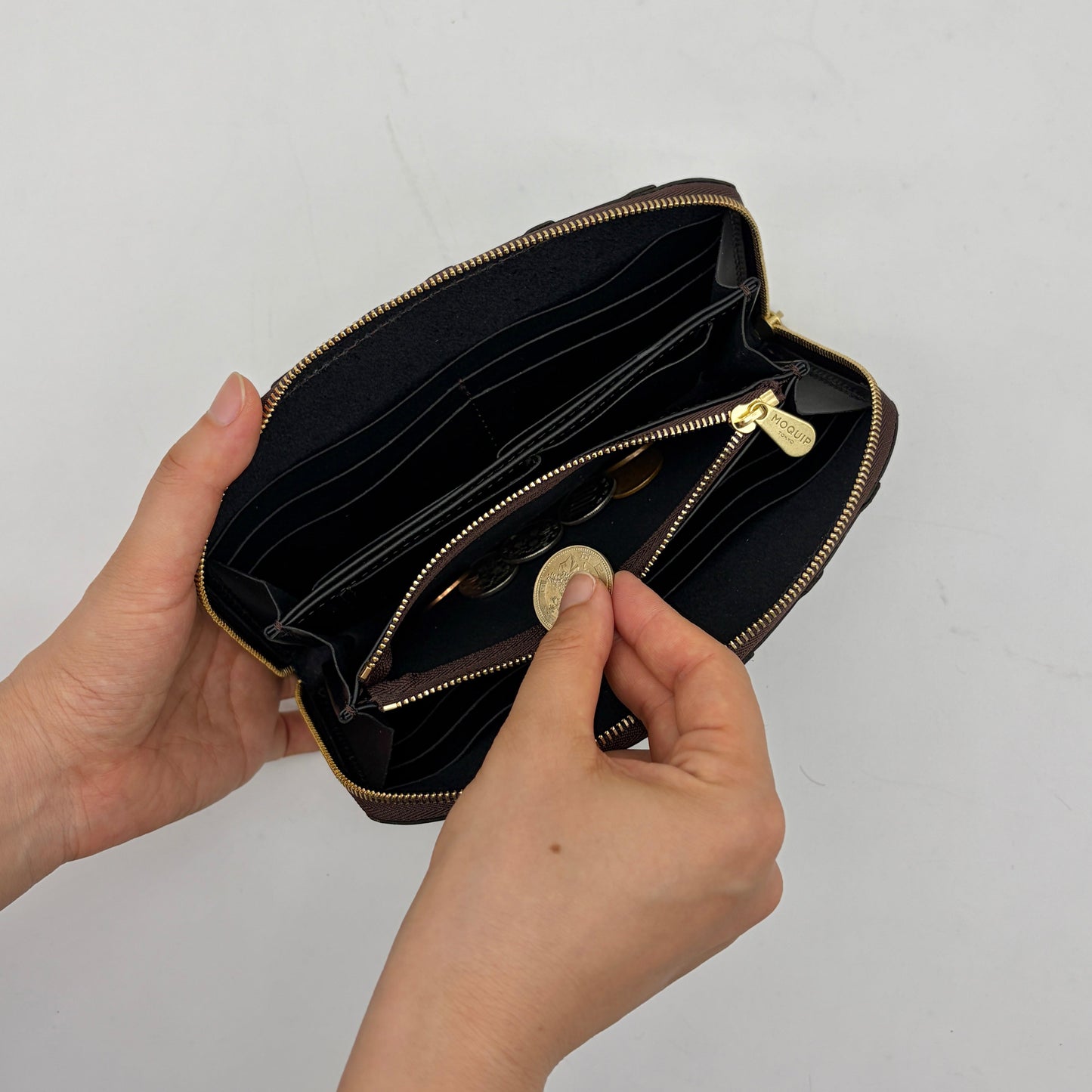 MOQUIP CROCODILE round wallet BEIGE