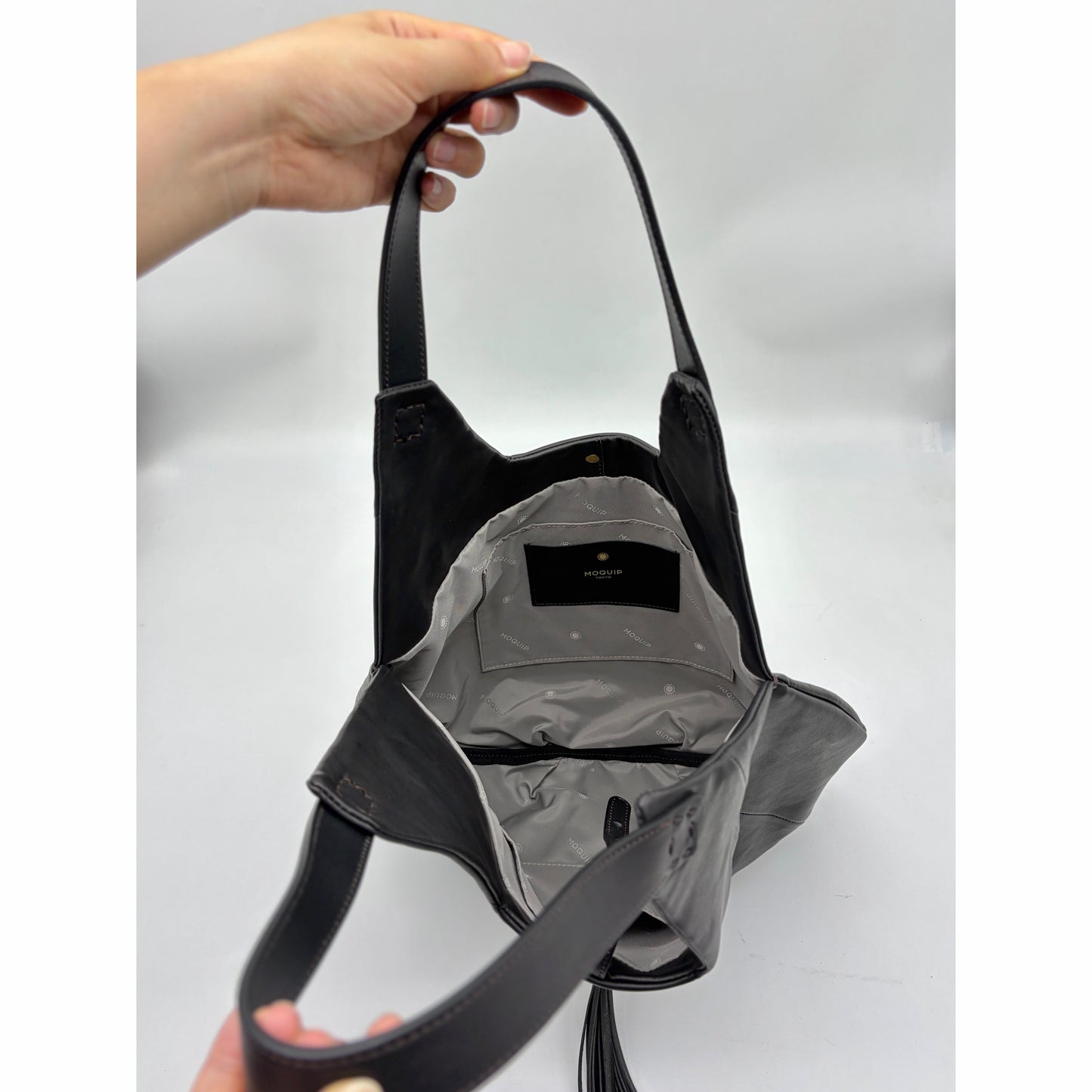 MOQUIP ROUND BAG tassel BLACK