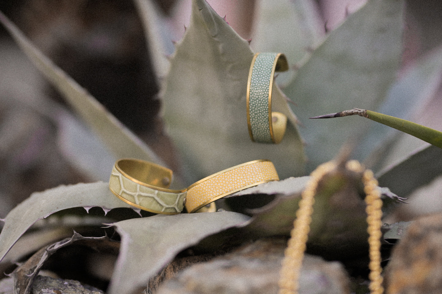 MOQUIP BANGLE crocodile P.GREEN