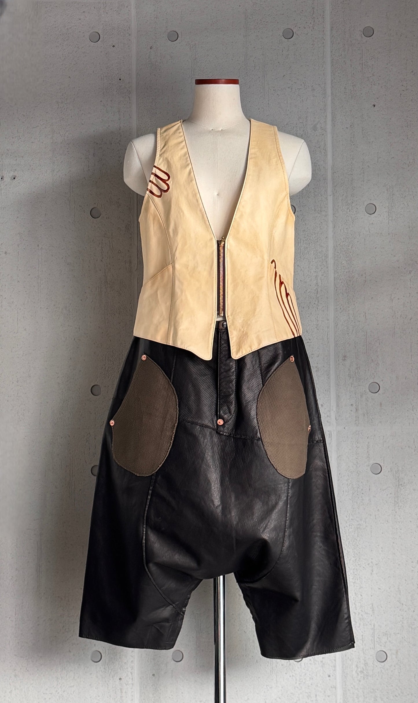 Riko Monma×MOQUIP VEST BEIGE×BROWN