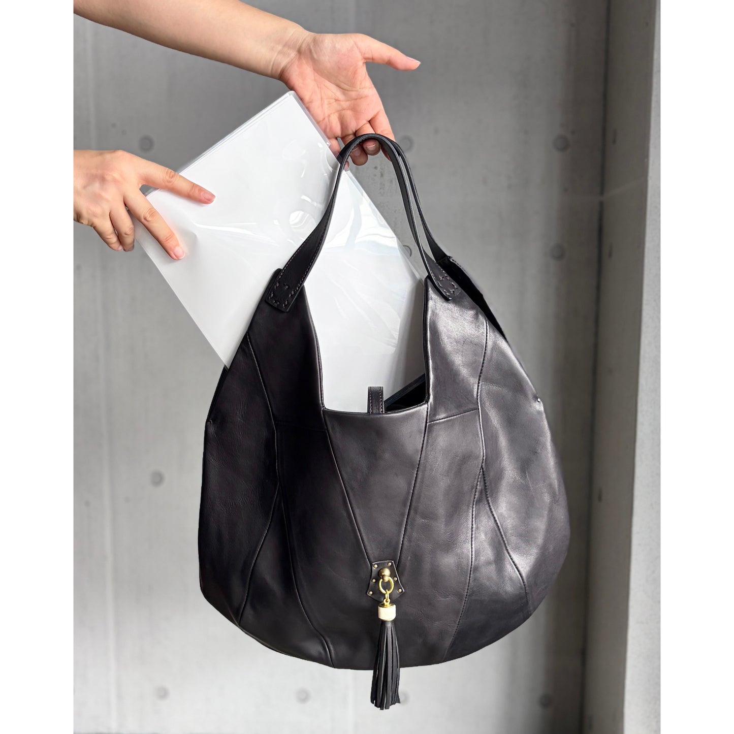 MOQUIP ROUND BAG tassel BLACK