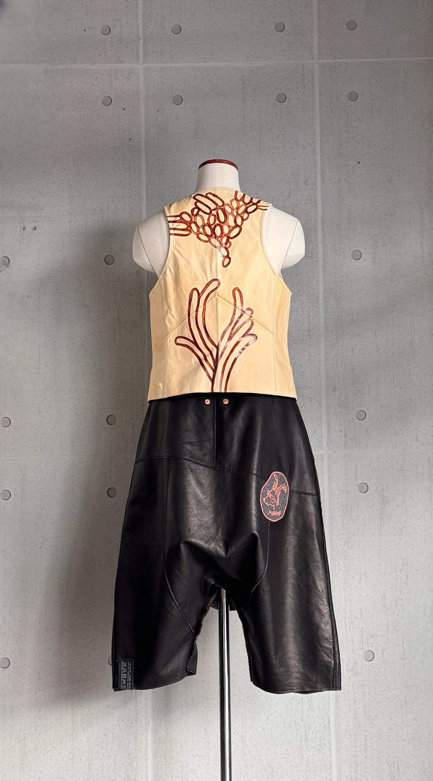 Riko Monma×MOQUIP VEST BEIGE×BROWN