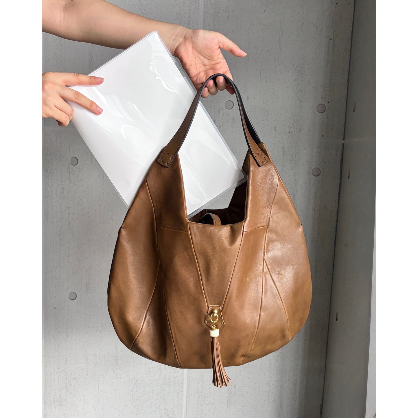 MOQUIP ROUND BAG tassel KHAKI