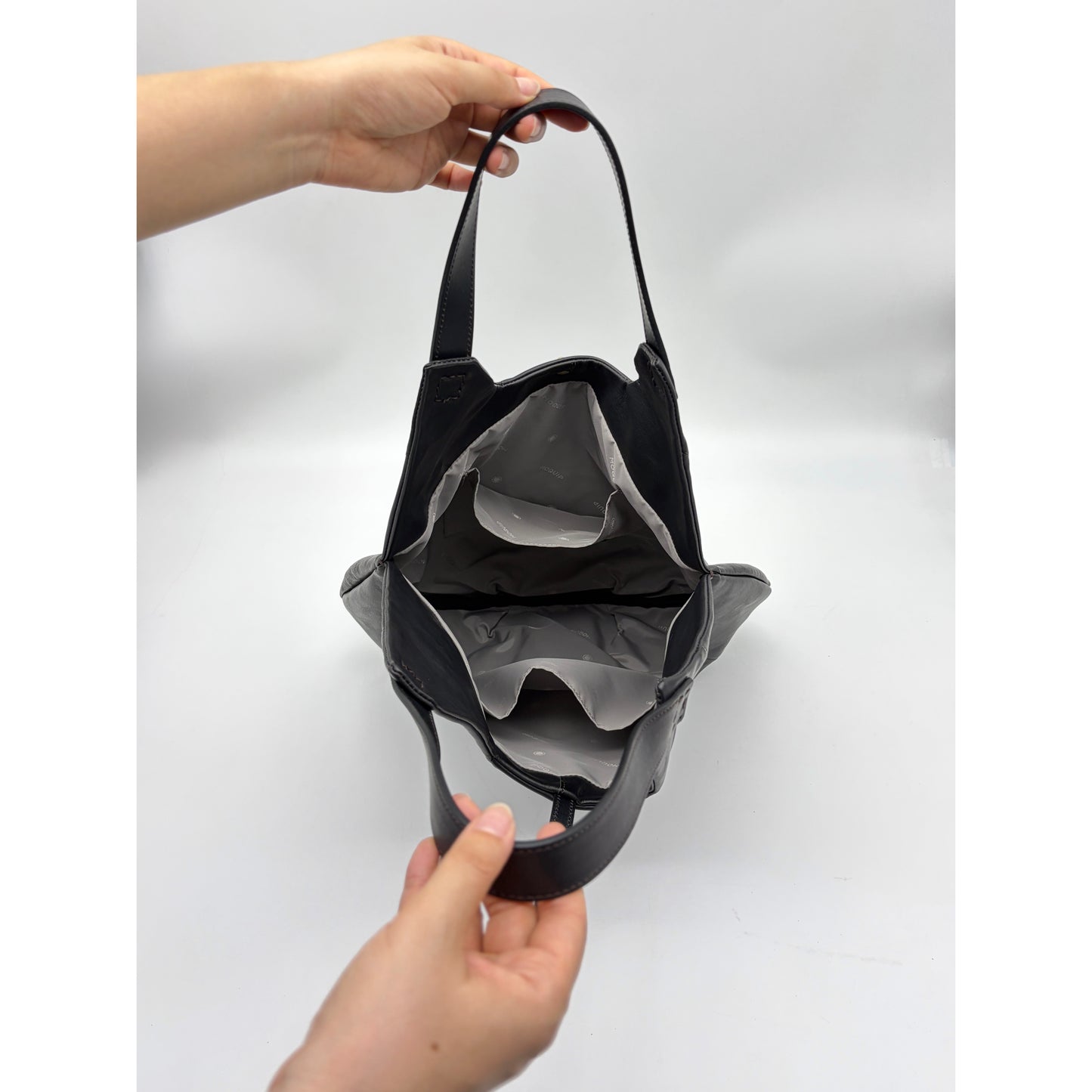 MOQUIP ROUND BAG tassel BLACK